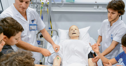 Entre médecins et infirmiers, une hiérarchie tenace // www.revuehemispheres.com